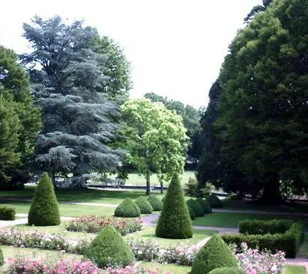Отель Domaine Chateau Saint-jean Монлюсон
